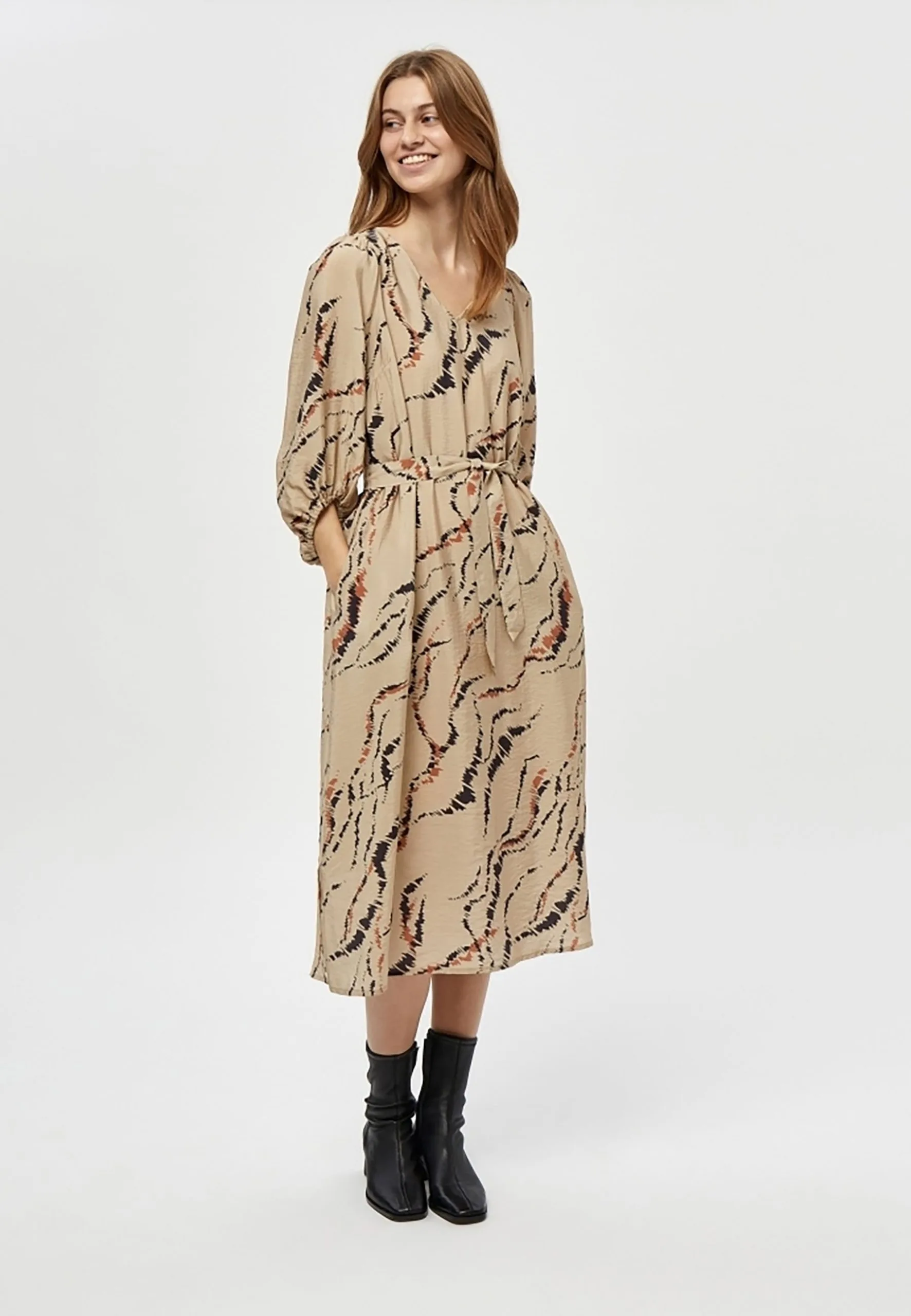 Minus Luvana - Jurk - Wood Smoke Graphic Print 4 Minus Luvana - Jurk - Wood Smoke Graphic Print - Afbeelding 2