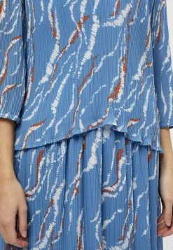 Minus Rikka Mia V Neck - Blouse - Denim Blue Graphic Print -Minus Winkel 100a05f2c7c4458ca1f568b40836d844