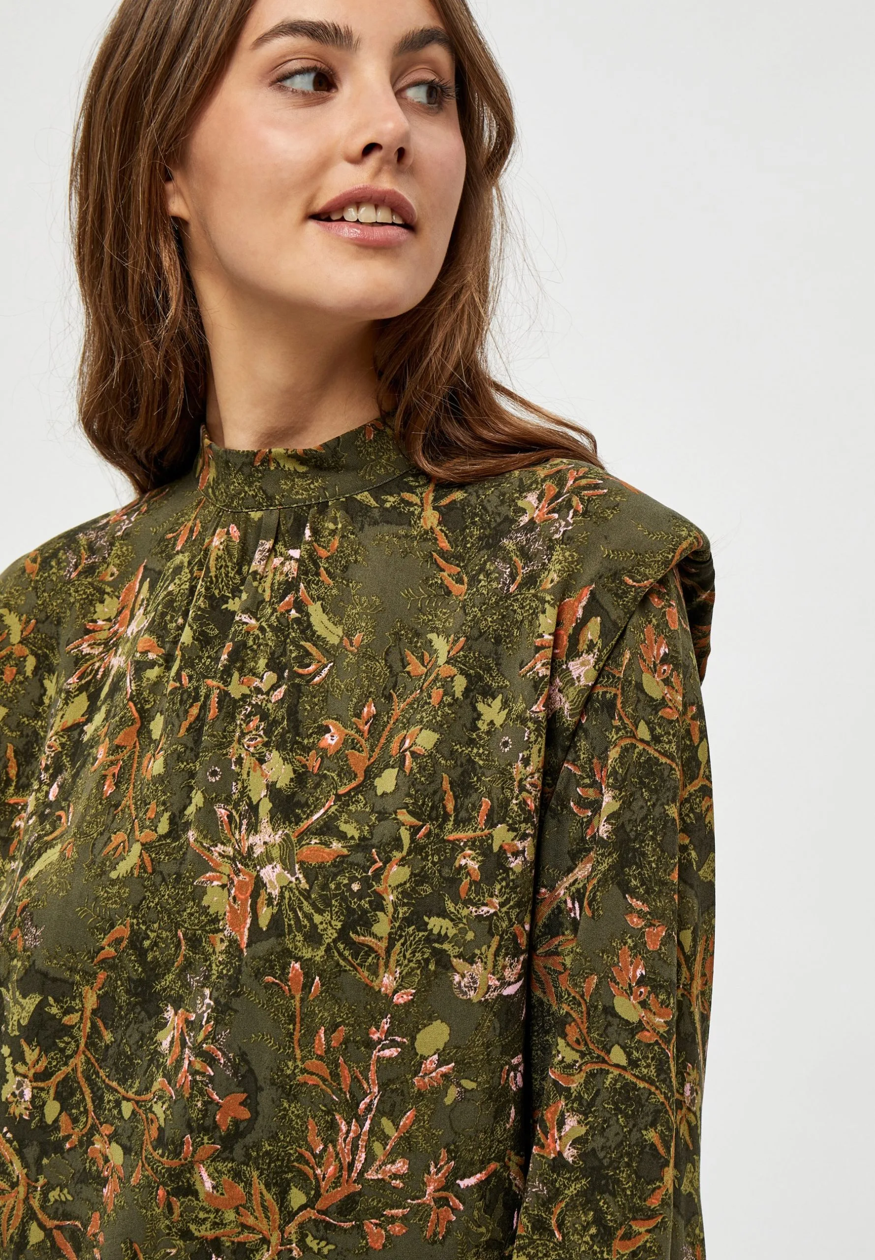 Minus Lela - Blouse - Dark Olive Flower Print 6 Minus Lela - Blouse - Dark Olive Flower Print - Afbeelding 4