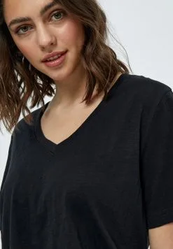 Minus Leti V-Neck Tee - T-Shirt Basic - Black -Minus Winkel 30b13079106e4e5f987fff371e6bc425