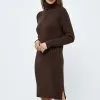 Minus Ava Turtleneck - Etui-Jurk - Slate Brown -Minus Winkel 38f4eaefb1ec44d0b23f46ce3f725934