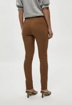 Minus Carma- Chino - Walnut Brown -Minus Winkel 4e76438767484402844b1a296d298426