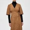 Minus Esme - Jurk - Leather Brown -Minus Winkel 5a8c0020aa8342fbab3617faa8b9d4d5