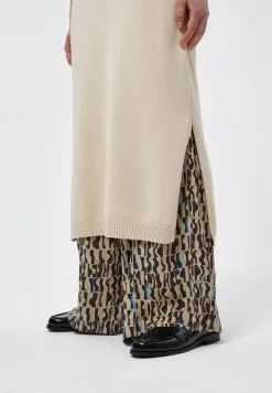 Minus Lupi- Gebreide Jurk - Light Warm Sand -Minus Winkel 61be71ad44024e9989325a78b8cacbff