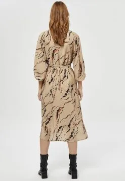 Minus Luvana - Jurk - Wood Smoke Graphic Print 9 Minus Luvana - Jurk - Wood Smoke Graphic Print -Minus Winkel 632223b7cf7e44c8bdaaa14b9cdadc3e
