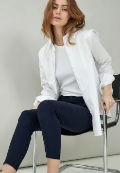 Minus Carma 7/8 - Chino - Black Iris -Minus Winkel 6a3279a2ab674250947ceae782331494