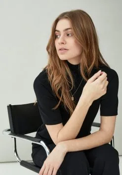 Minus Lima Roll Neck - T-Shirt Basic - Black -Minus Winkel 73a9880b6f1349039e21a5b110b4ac72