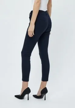 Minus Carma 7/8 - Chino - Black Iris -Minus Winkel 782de8687a82493aa3d0249cd9397d66