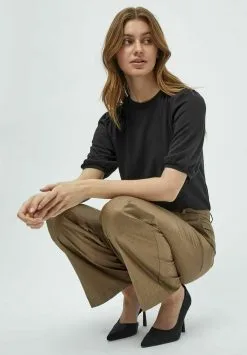 Minus Darsy Puff Sleeve - T-Shirt Basic - Black -Minus Winkel a6641006fae8404d892ffcc9fe1d91fb