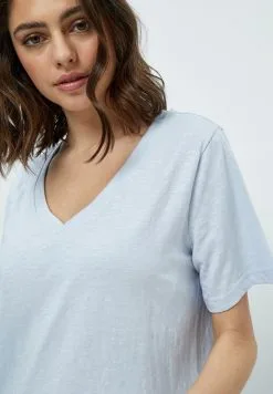 Minus Leti V-Neck Tee - T-Shirt Basic - Ibiza Blue -Minus Winkel af78506a462c4ae5b2752b731d6ca0c5