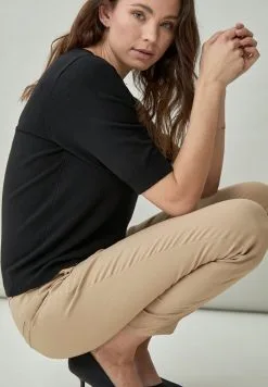 Minus Carma 7/8 - Chino -Sand 8 Minus Carma 7/8 - Chino -Sand -Minus Winkel b3efd02a3cdb4e9598aba787cef50c11