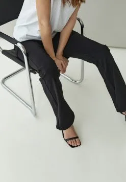 Minus Carma- Broek - Black -Minus Winkel bd5262a6350d4fa9a1ee840bcbe48eab