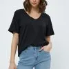 Minus Leti V-Neck Tee - T-Shirt Basic - Black -Minus Winkel cf11a4afb1634f6d89b1fd4675c82b55